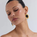 Brinco Oval com Esmalte Preto Marcante e Banho Ouro 18K