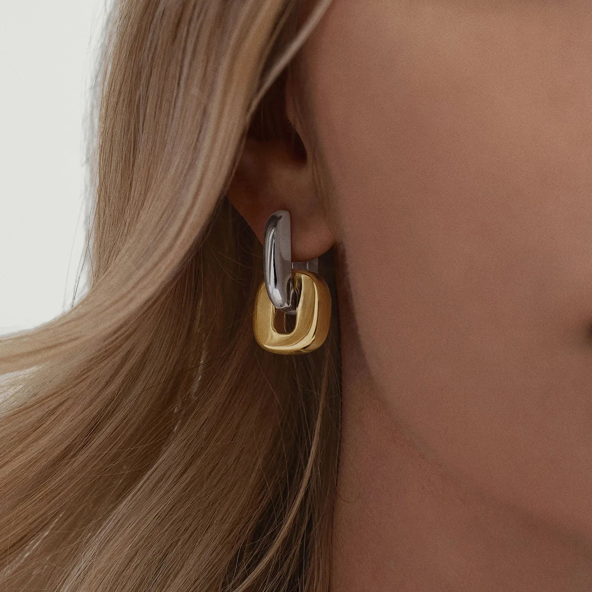 Brinco Oval Minimalista com Banho Ouro 18K