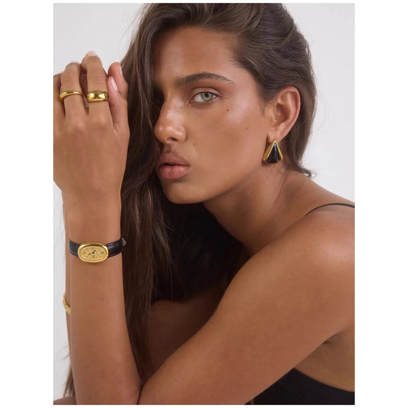 Brinco com Pedra Preta e Banho Ouro 18K