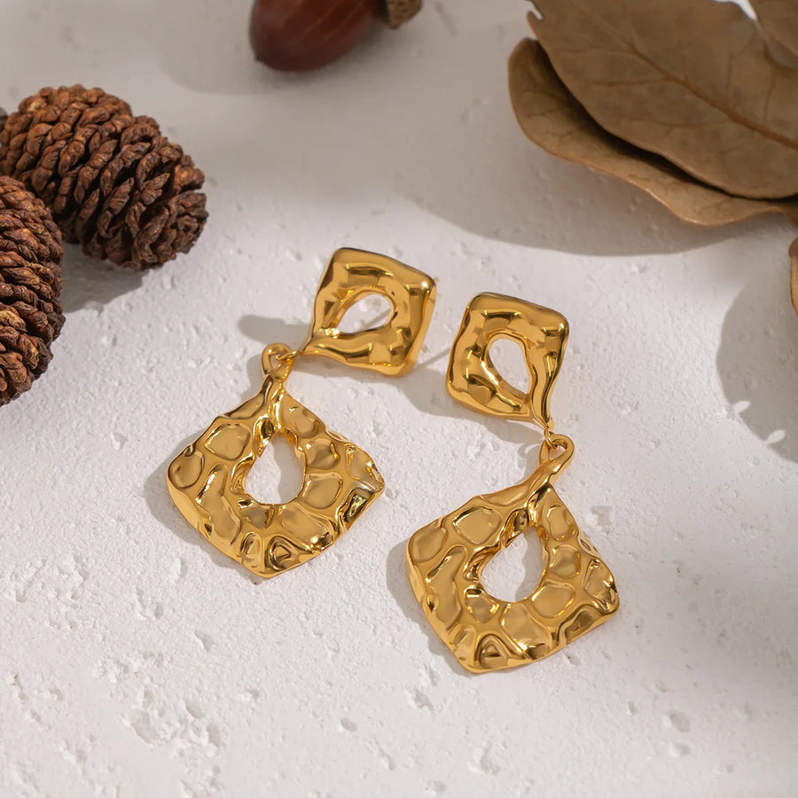 Brinco Pendente Martelado com Banho Ouro 18K