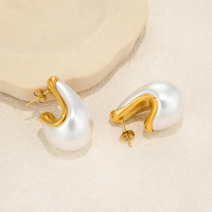 Brinco de Pino Lua Crescente com Pérola e Banho Ouro 18K