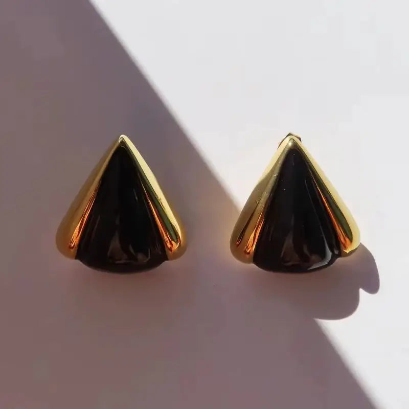 Brinco com Pedra Preta e Banho Ouro 18K