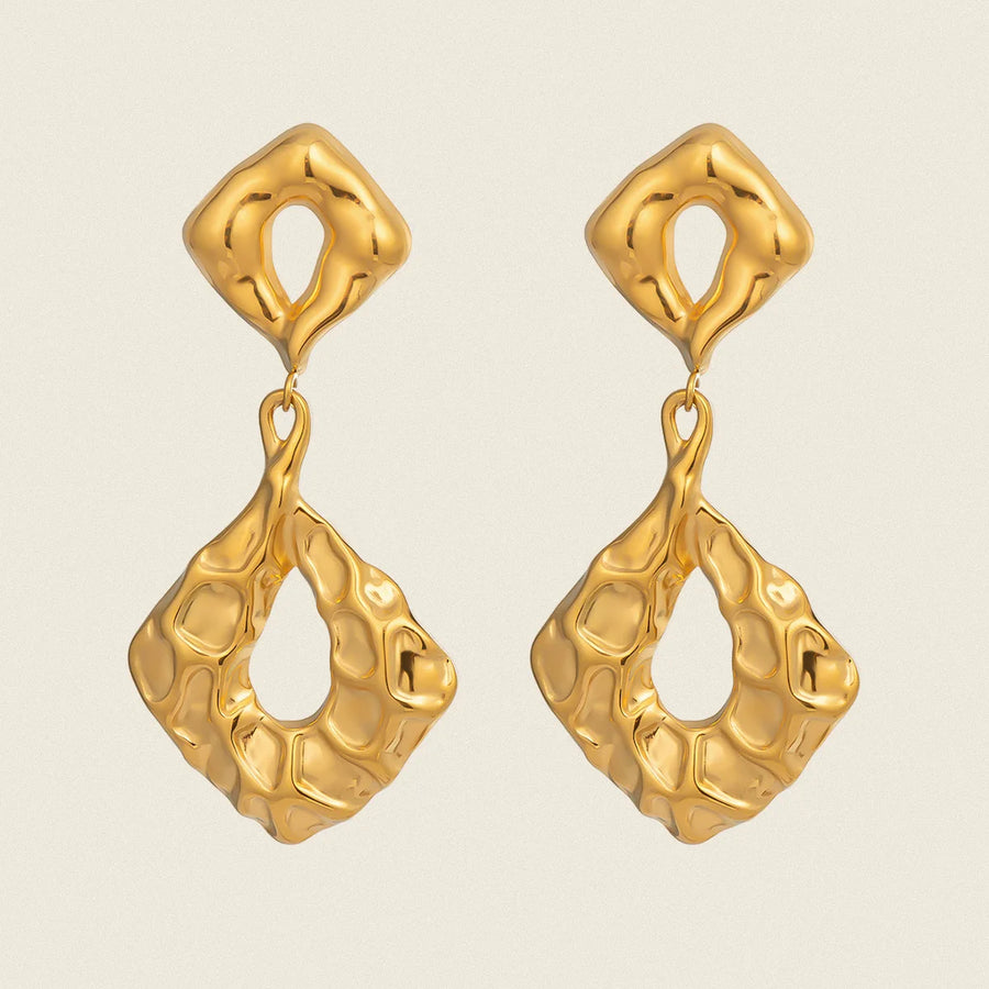 Brinco Pendente Martelado com Banho Ouro 18K