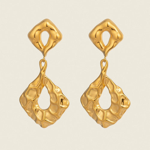 Brinco Pendente Martelado com Banho Ouro 18K