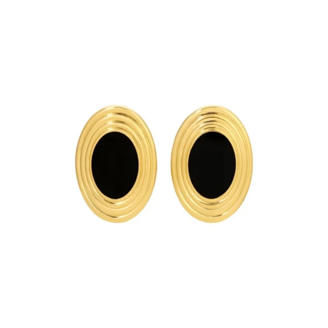 Brinco Oval com Esmalte Preto Marcante e Banho Ouro 18K