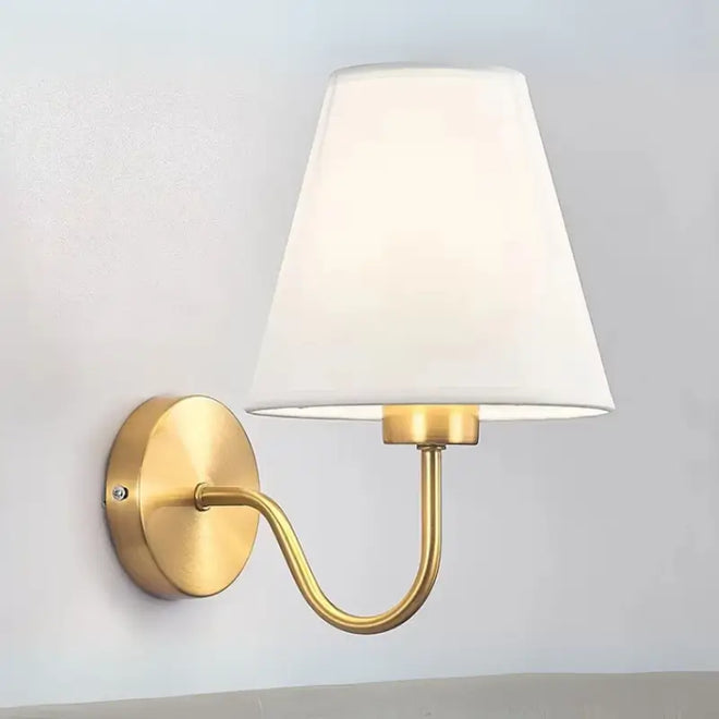 Arandela de Parede Vintage em Estilo Abajur Branco com base Dourada