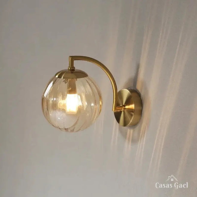 Arandela de Parede em Metal Dourado com Detalhes em Vidro Amarelo
