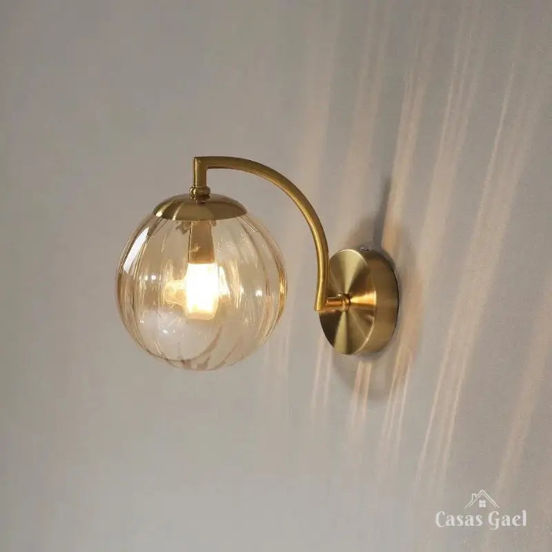 Arandela de Parede em Metal Dourado com Detalhes em Vidro Amarelo