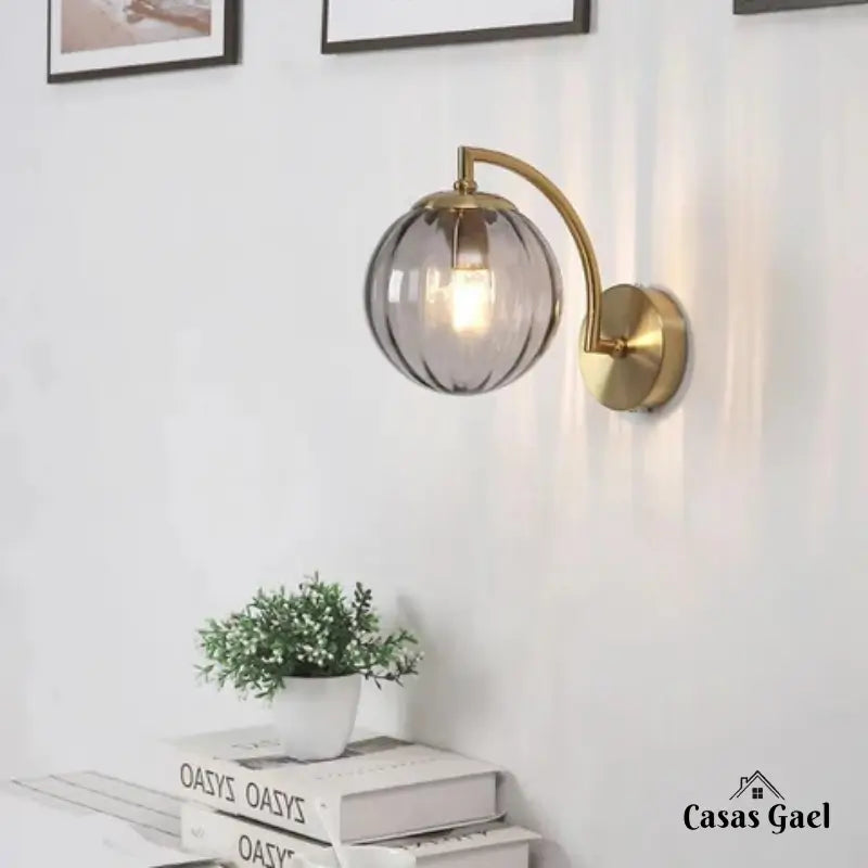 Arandela de Parede em Metal Dourado com Detalhes em Vidro