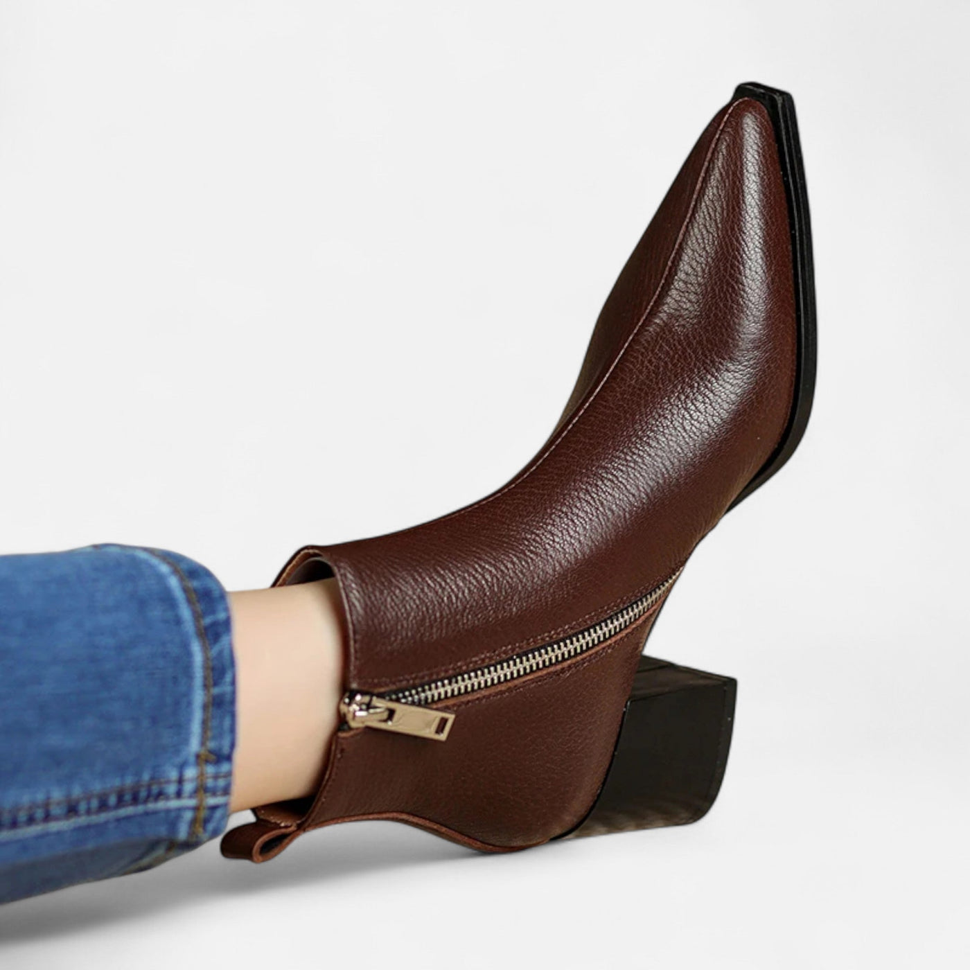 Bota Chelsea Feminina em Couro Legítimo – Bico Fino e Salto Quadrado