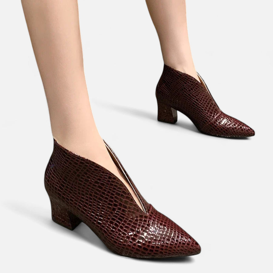Botas de Cano Curto em Couro Sintético com Corte em V para Mulheres