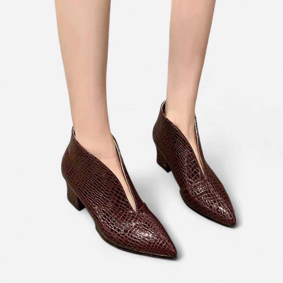 Botas de Cano Curto em Couro Sintético com Corte em V para Mulheres