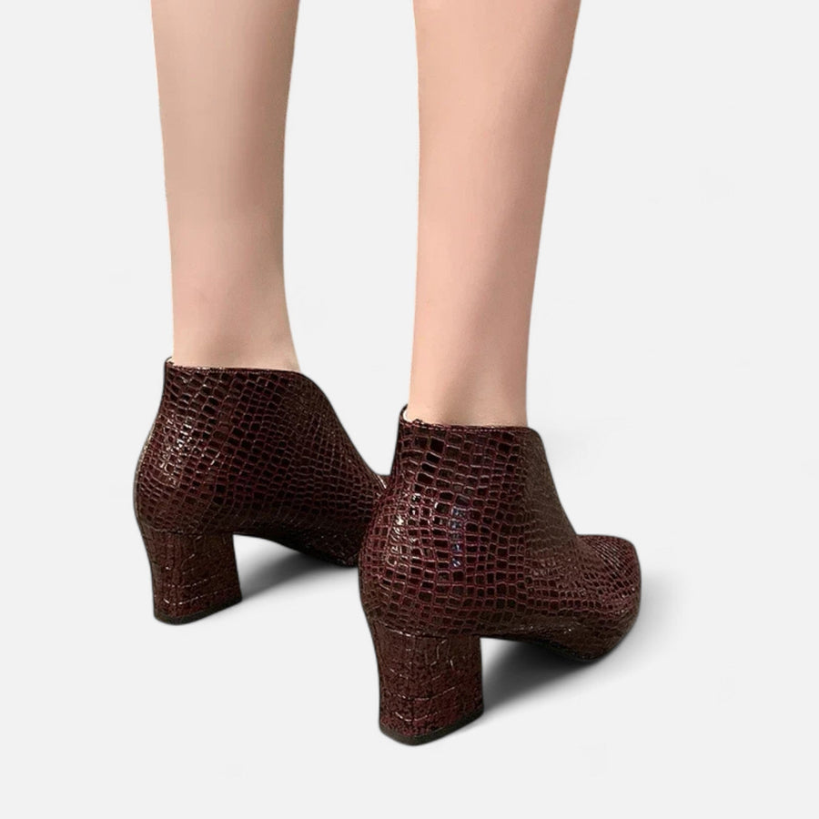 Botas de Cano Curto em Couro Sintético com Corte em V para Mulheres