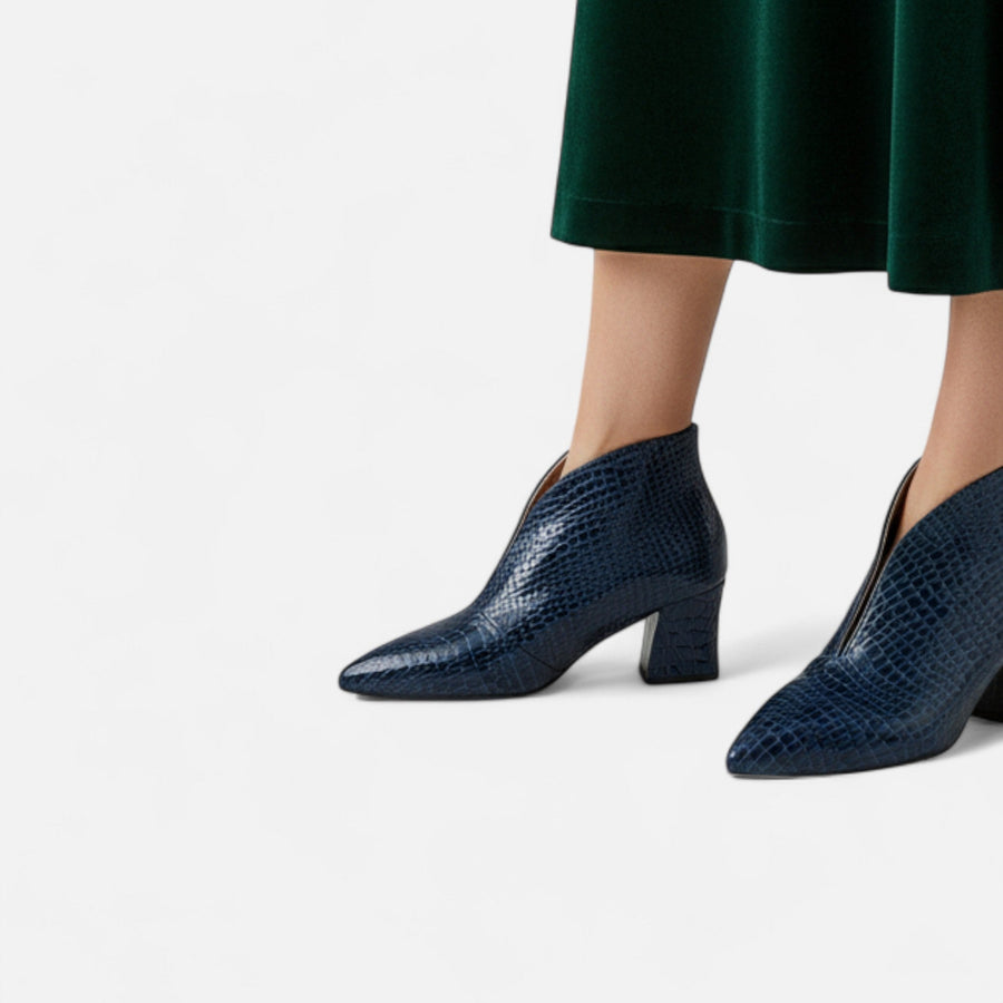 Botas de Cano Curto em Couro Sintético com Corte em V para Mulheres