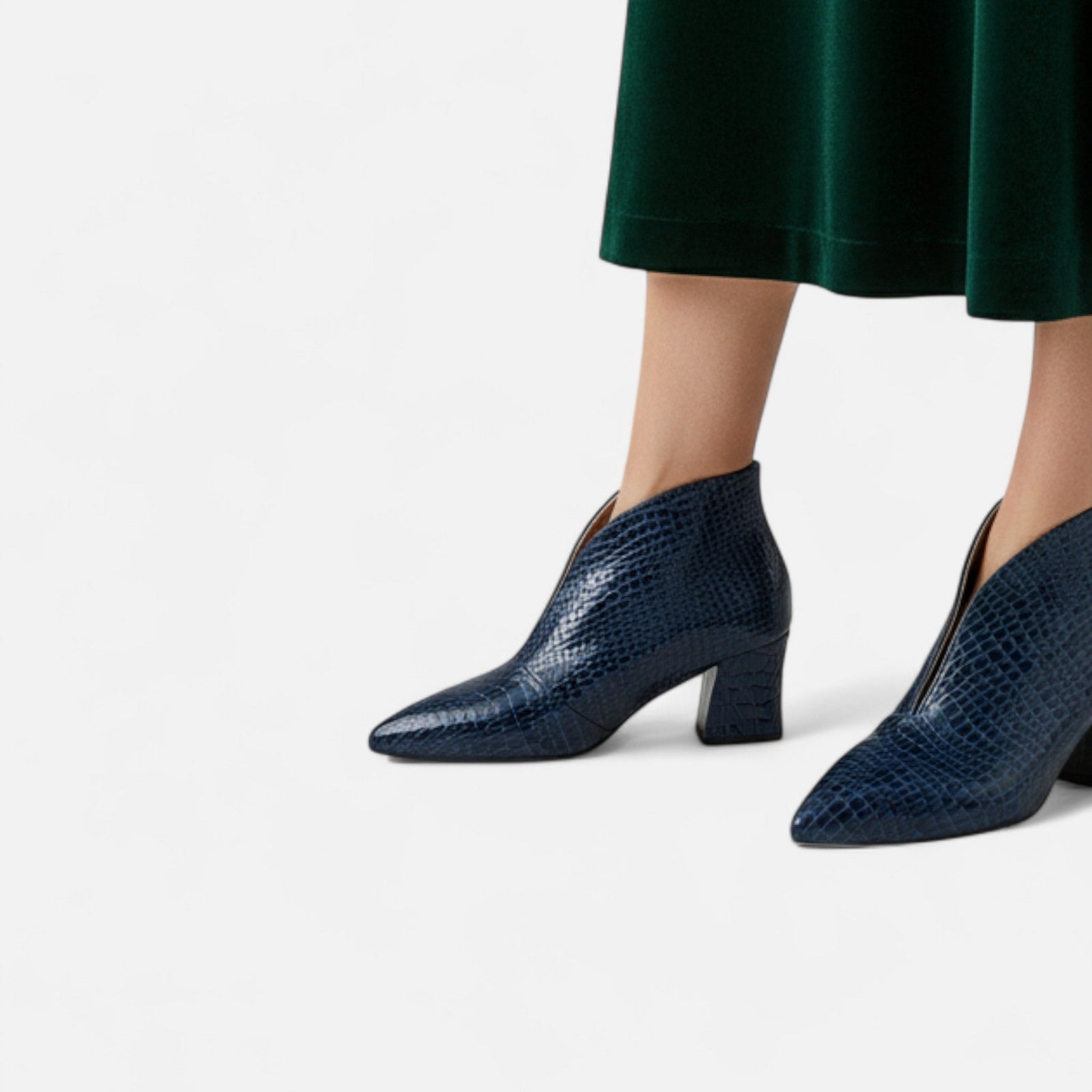 Botas de Cano Curto em Couro Sintético com Corte em V para Mulheres