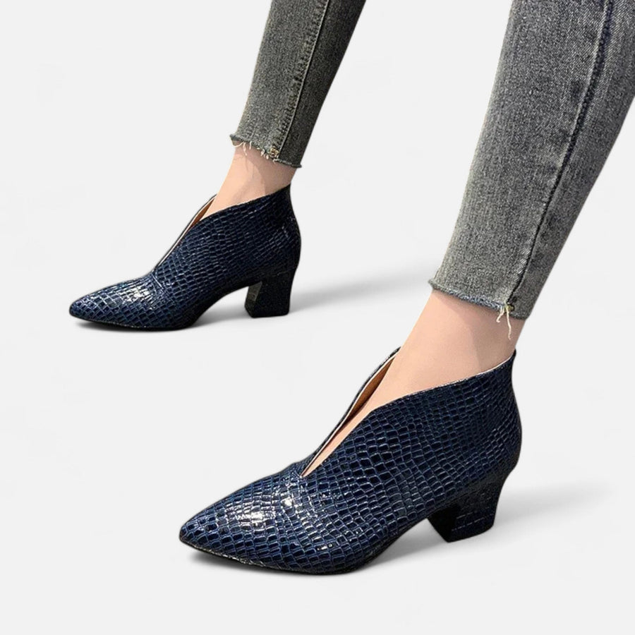 Botas de Cano Curto em Couro Sintético com Corte em V para Mulheres