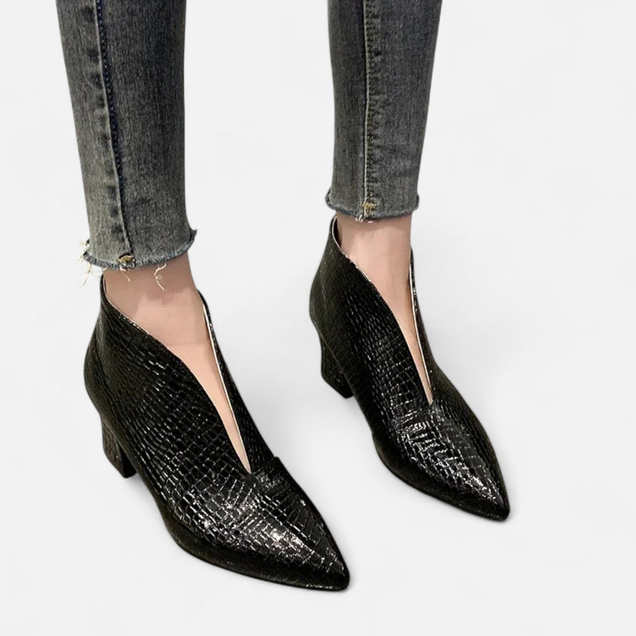 Botas de Cano Curto em Couro Sintético com Corte em V para Mulheres