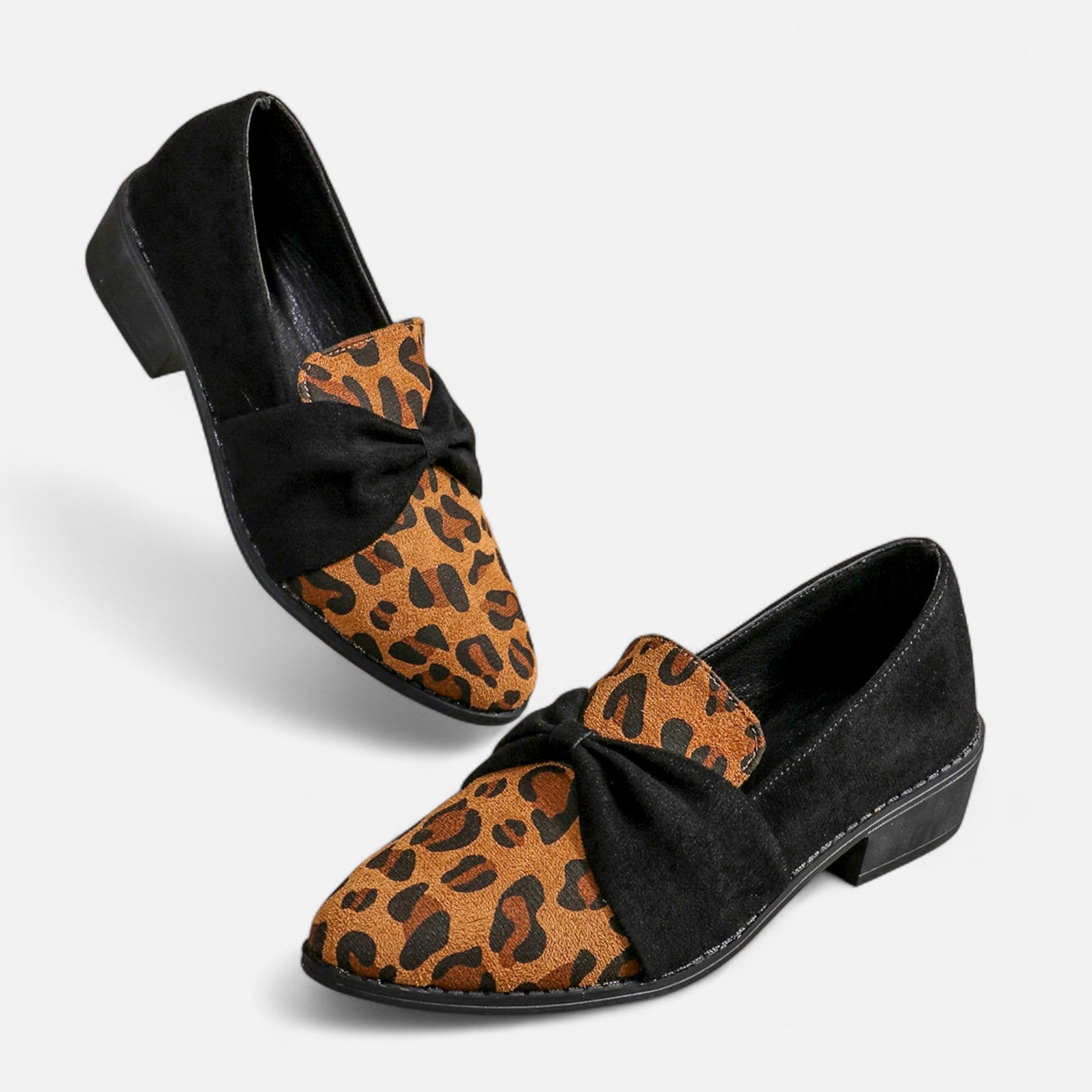 Camurça Feminina Mocassim – Salto Médio com Estampa de Leopardo