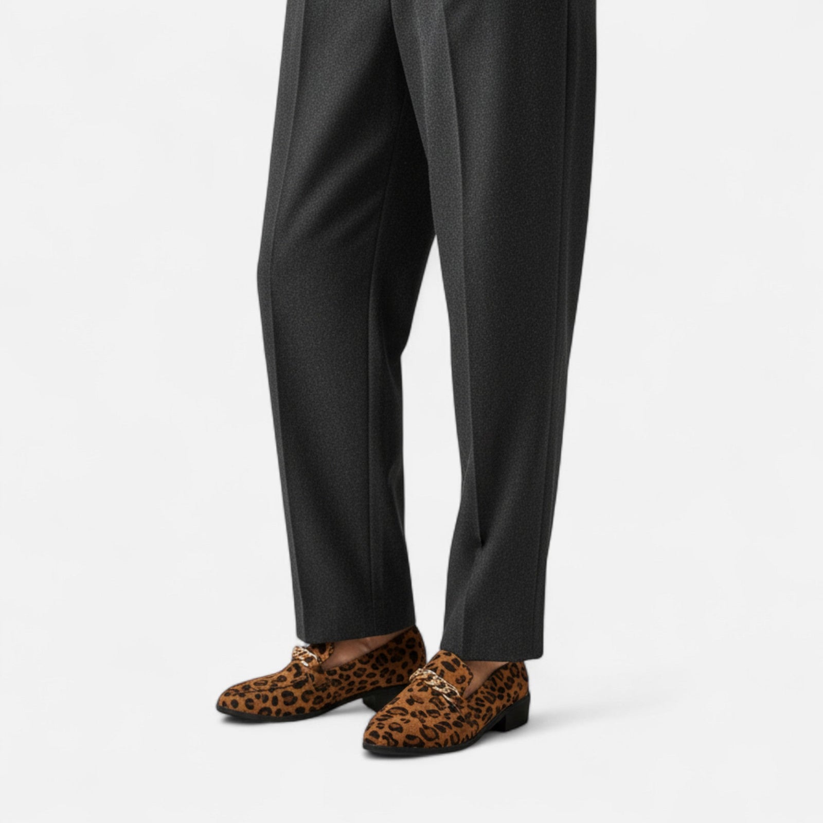 Camurça Feminina Mocassim – Salto Médio com Estampa de Leopardo