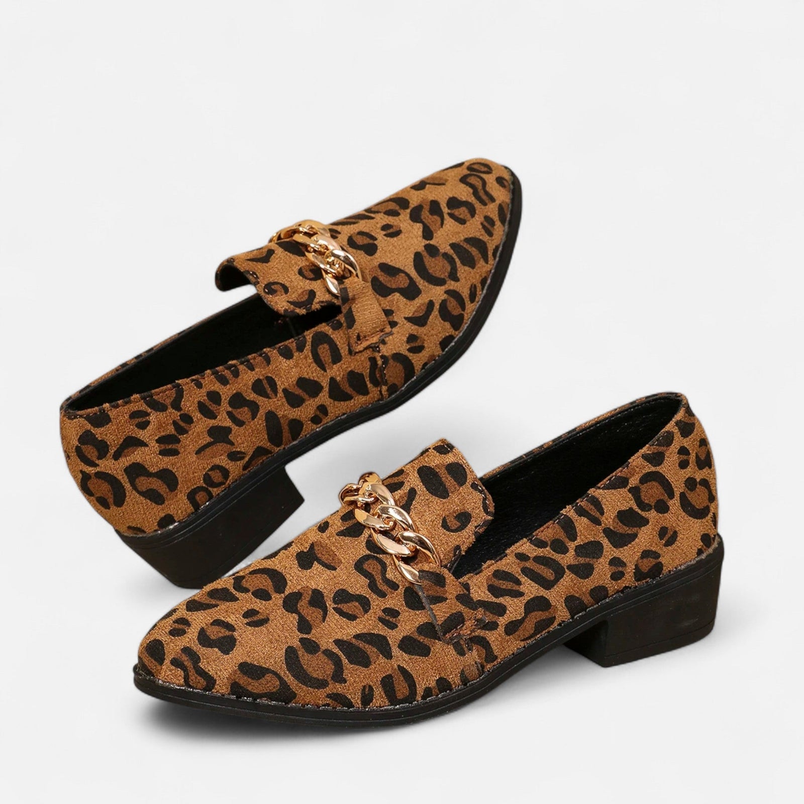 Camurça Feminina Mocassim – Salto Médio com Estampa de Leopardo