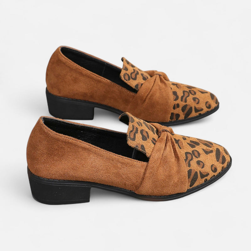 Camurça Feminina Mocassim – Salto Médio com Estampa de Leopardo