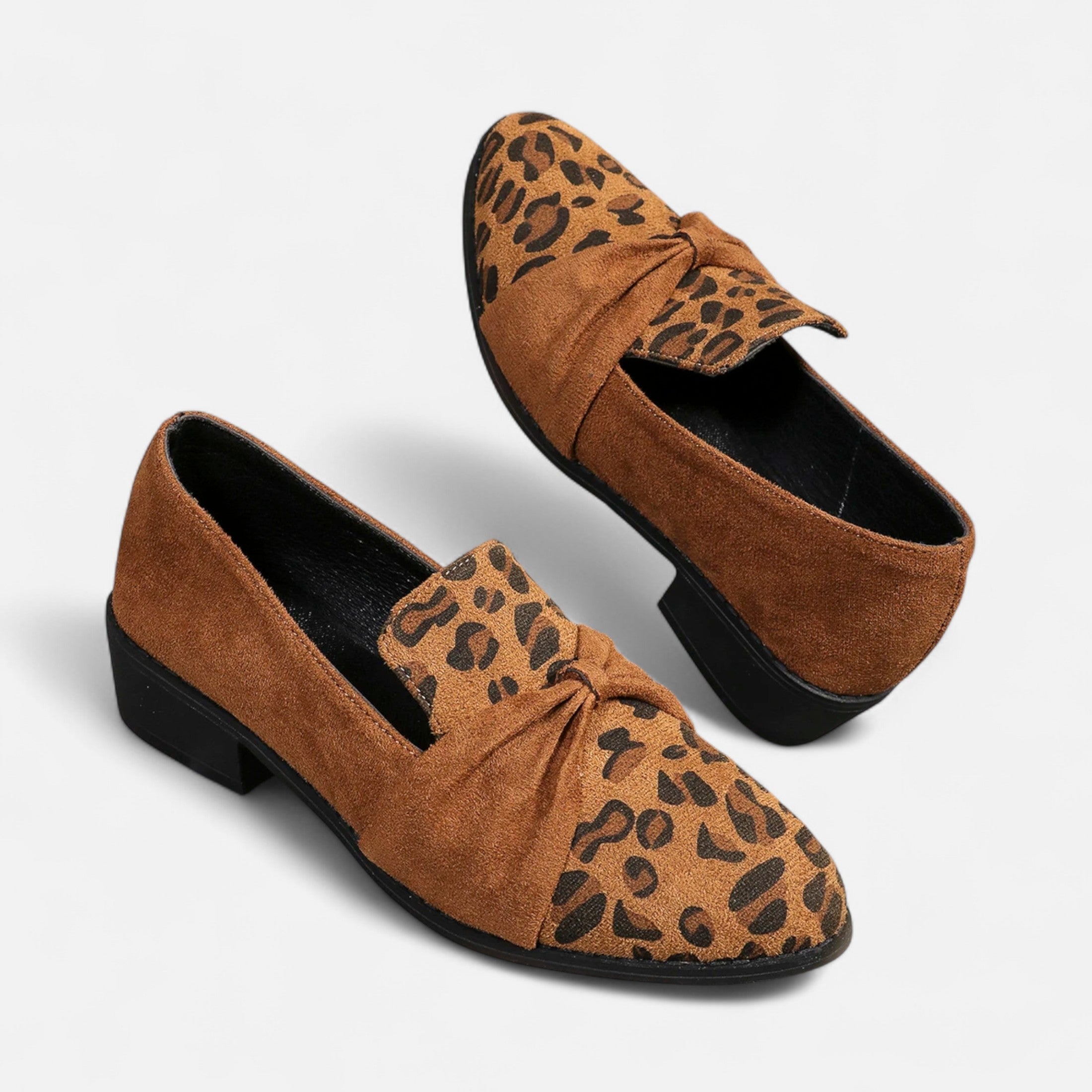 Camurça Feminina Mocassim – Salto Médio com Estampa de Leopardo