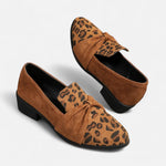 Camurça Feminina Mocassim – Salto Médio com Estampa de Leopardo