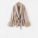 Casaco de Pelúcia Sintética Feminino com Amarração Ivy League – Elegância e Estilo Bege