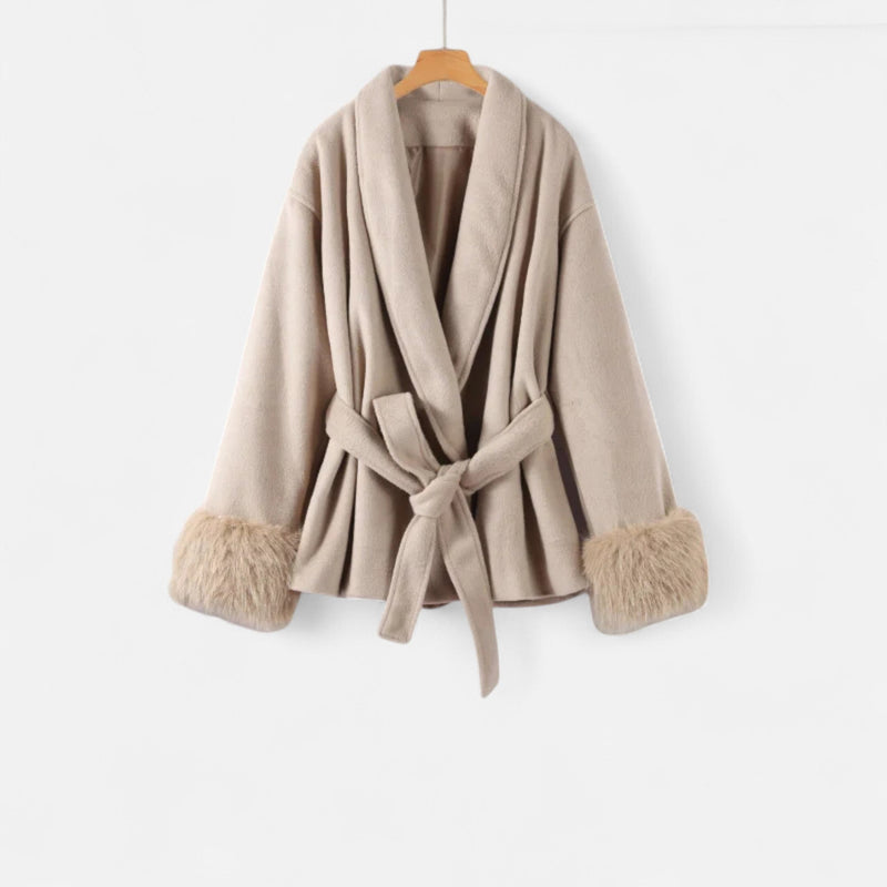 Casaco de Pelúcia Sintética Feminino com Amarração Ivy League – Elegância e Estilo Bege