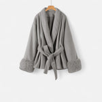 Casaco de Pelúcia Sintética Feminino com Amarração Ivy League – Elegância e Estilo Cinza
