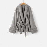 Casaco de Pelúcia Sintética Feminino com Amarração Ivy League – Elegância e Estilo Cinza