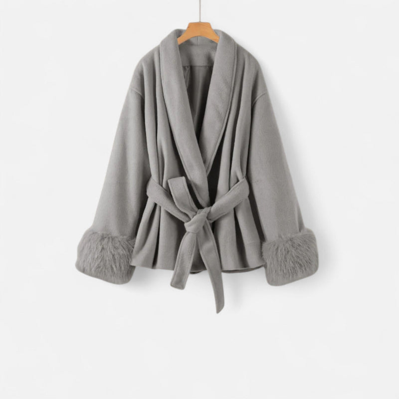 Casaco de Pelúcia Sintética Feminino com Amarração Ivy League – Elegância e Estilo Cinza