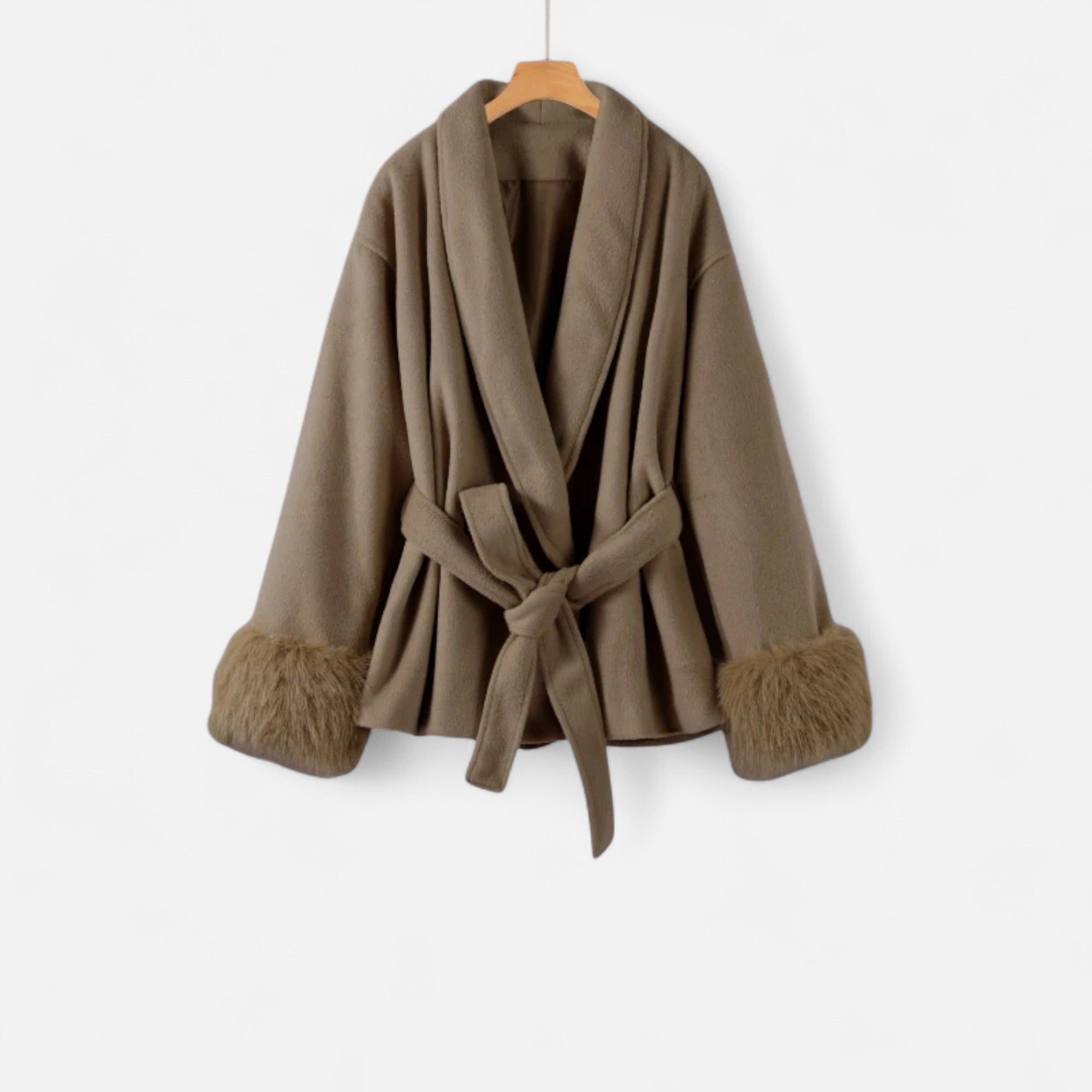 Casaco de Pelúcia Sintética Feminino com Amarração Ivy League – Elegância e Estilo Marrom