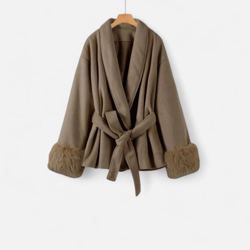 Casaco de Pelúcia Sintética Feminino com Amarração Ivy League – Elegância e Estilo Marrom