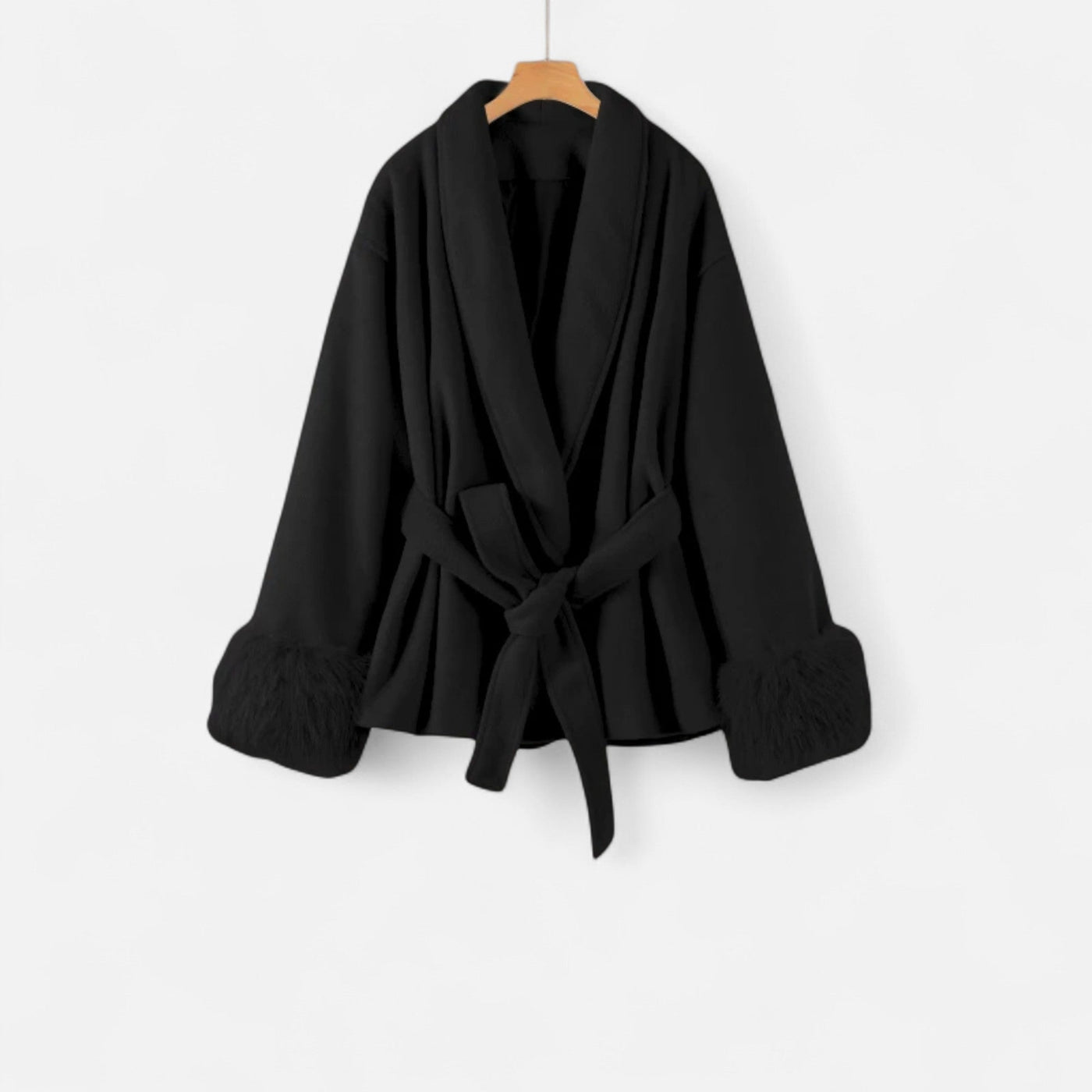 Casaco de Pelúcia Sintética Feminino com Amarração Ivy League – Elegância e Estilo Preto