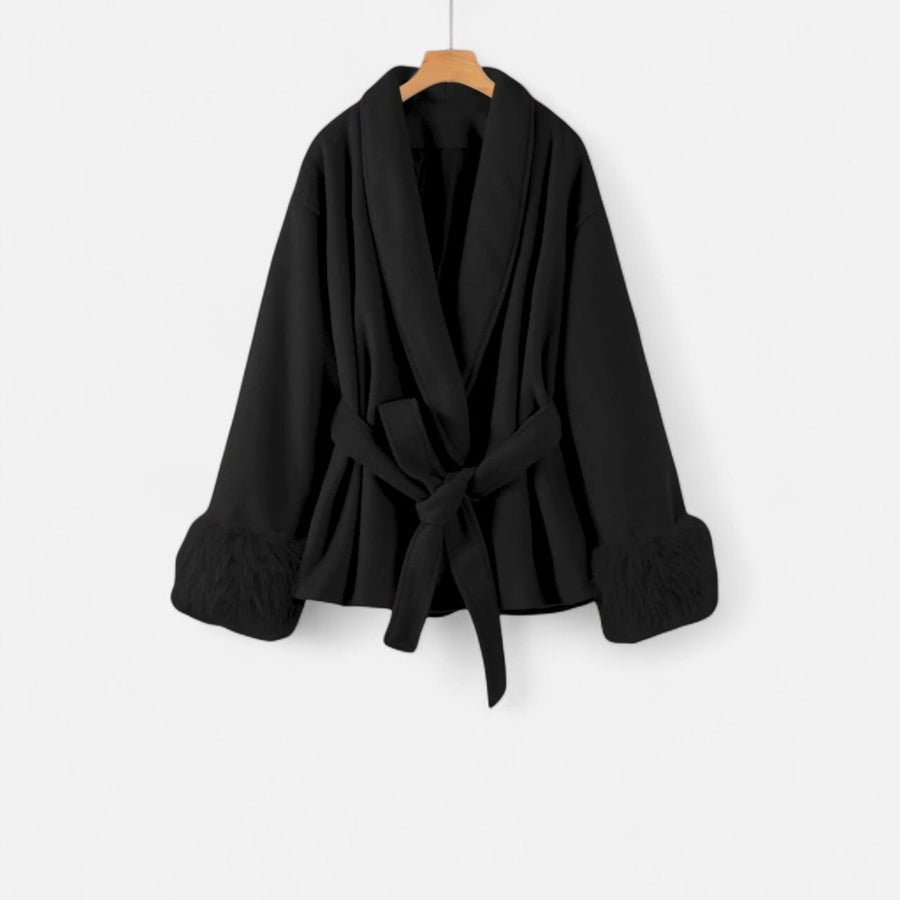 Casaco de Pelúcia Sintética Feminino com Amarração Ivy League – Elegância e Estilo Preto