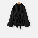 Casaco de Pelúcia Sintética Feminino com Amarração Ivy League – Elegância e Estilo Preto