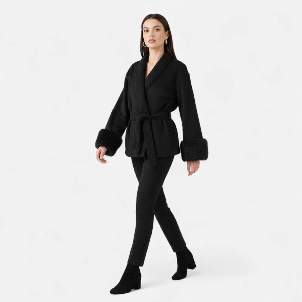 Casaco de Pelúcia Sintética Feminino com Amarração Ivy League – Elegância e Estilo