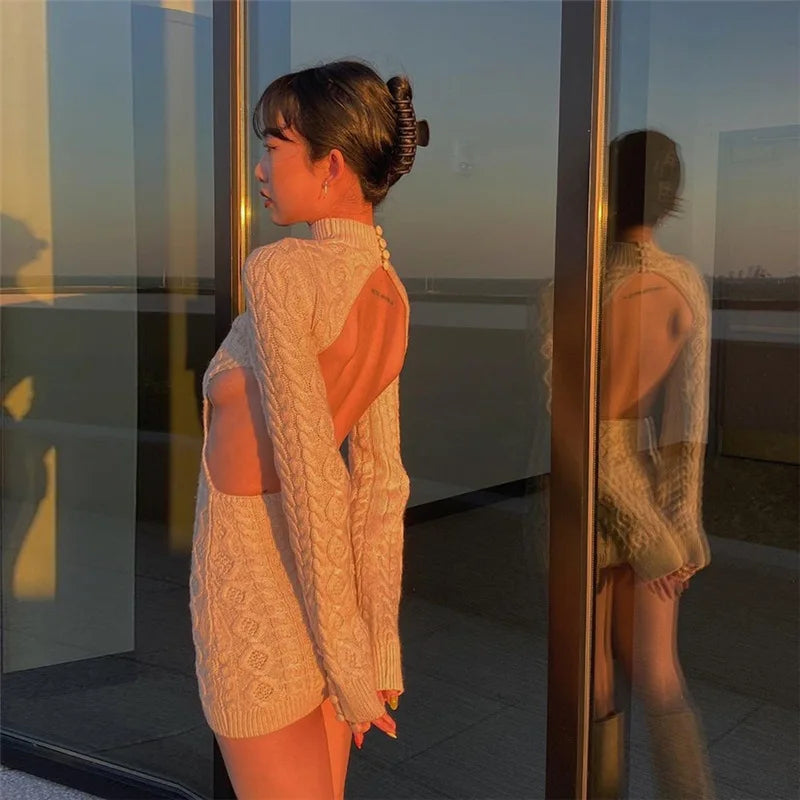 Vestido Curto Feminino de Tricô com Gola Alta e Recorte