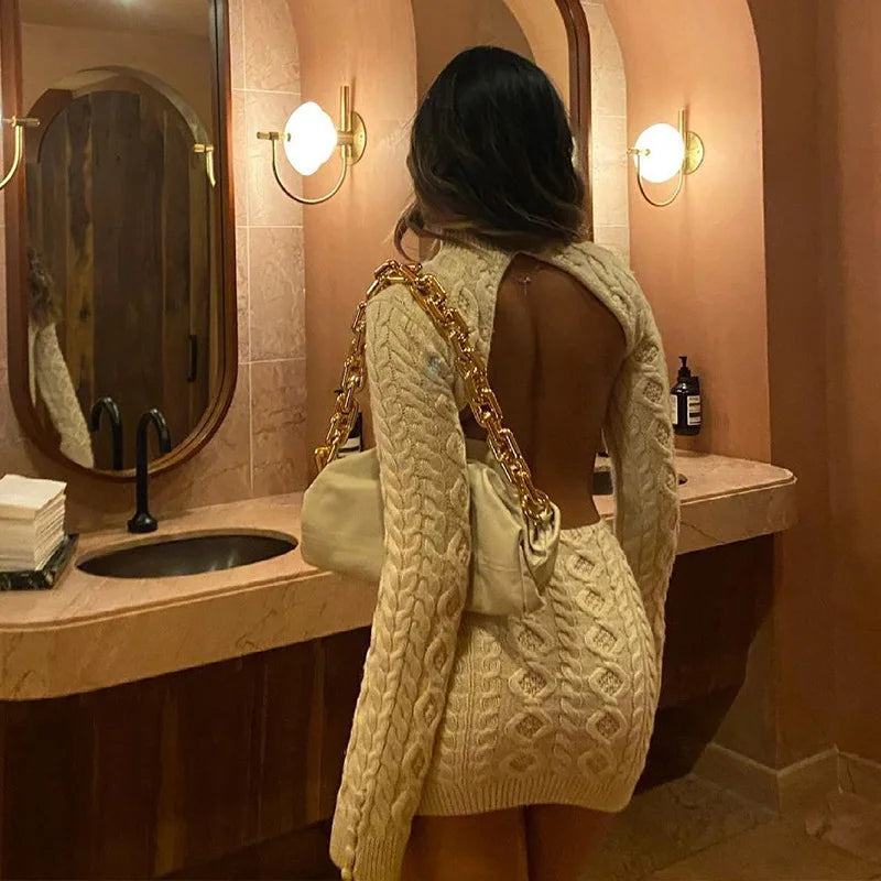 Vestido Curto Feminino de Tricô com Gola Alta e Recorte