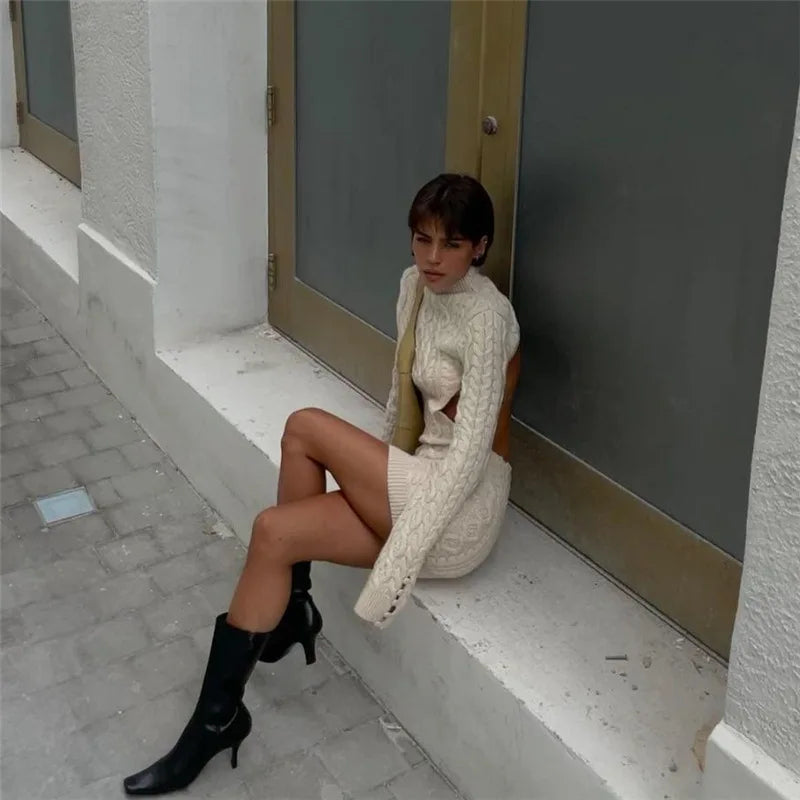 Vestido Curto Feminino de Tricô Torcido com Costas Abertas