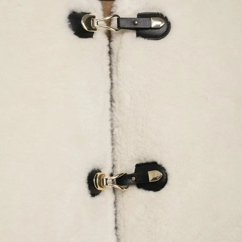 Jaqueta Feminina de Botão Toggle em Pelo Sintético