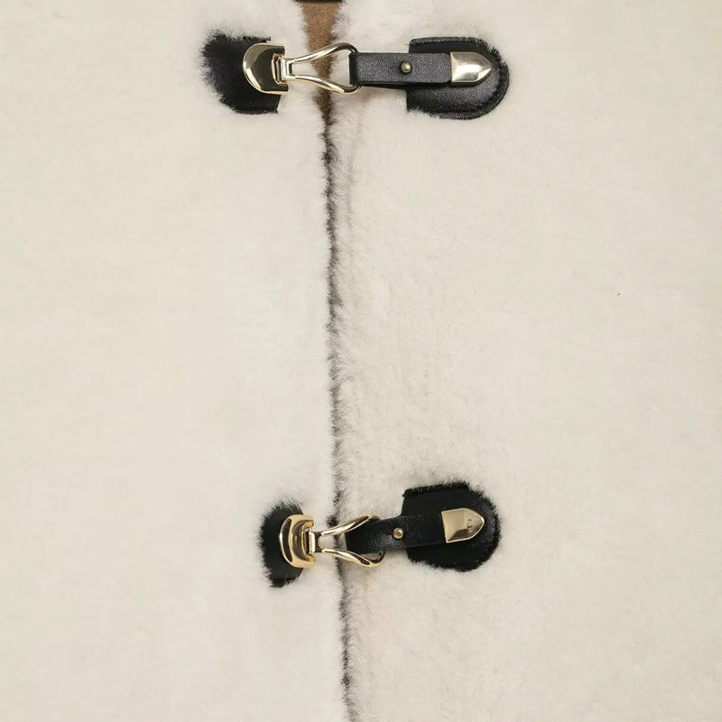 Jaqueta Feminina de Botão Toggle em Pelo Sintético