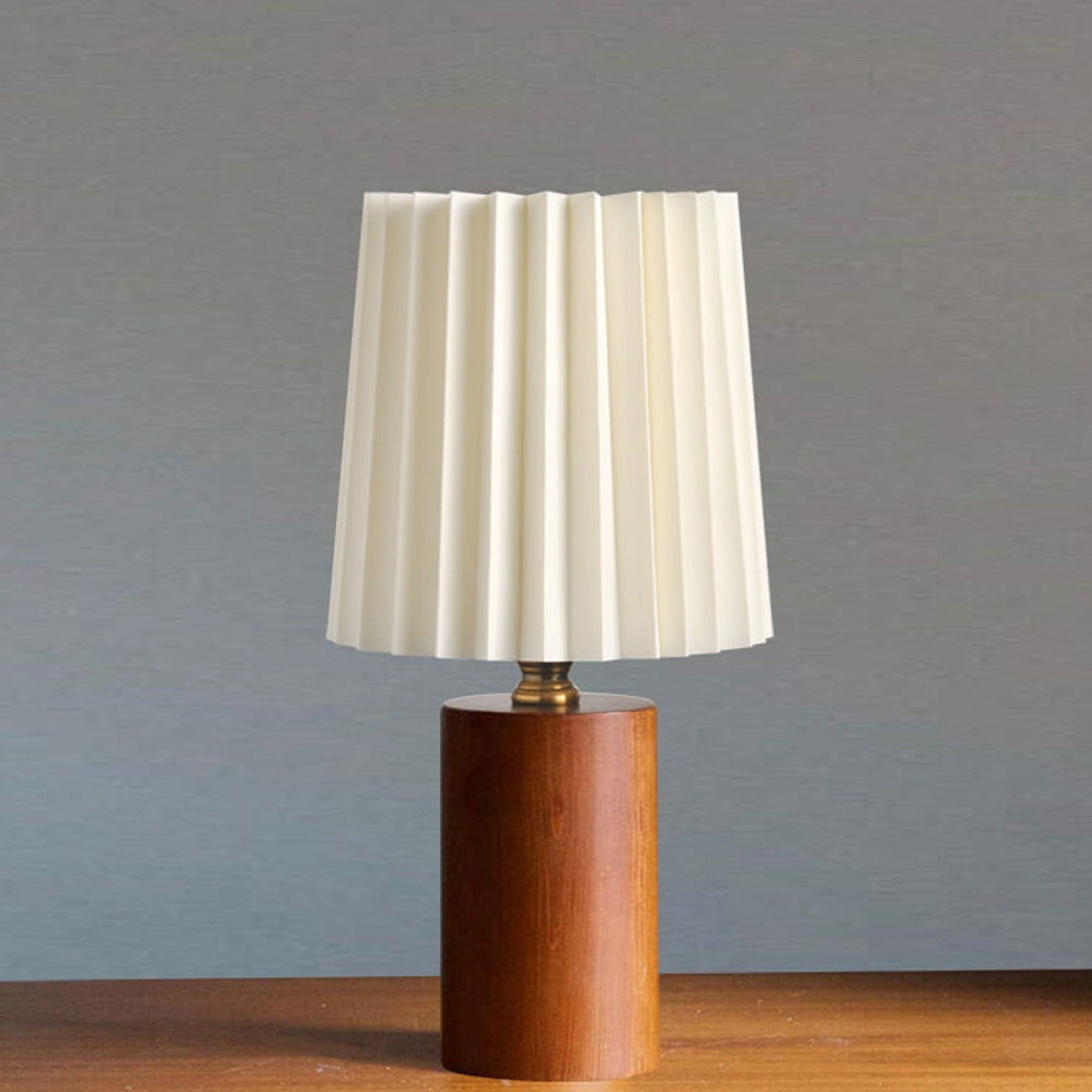 Luminária de Mesa Estilo Retrô com Base de Madeira | Abajur Plissado para Cabeceira USB (5V) - Luz Quente (3000K) Noz