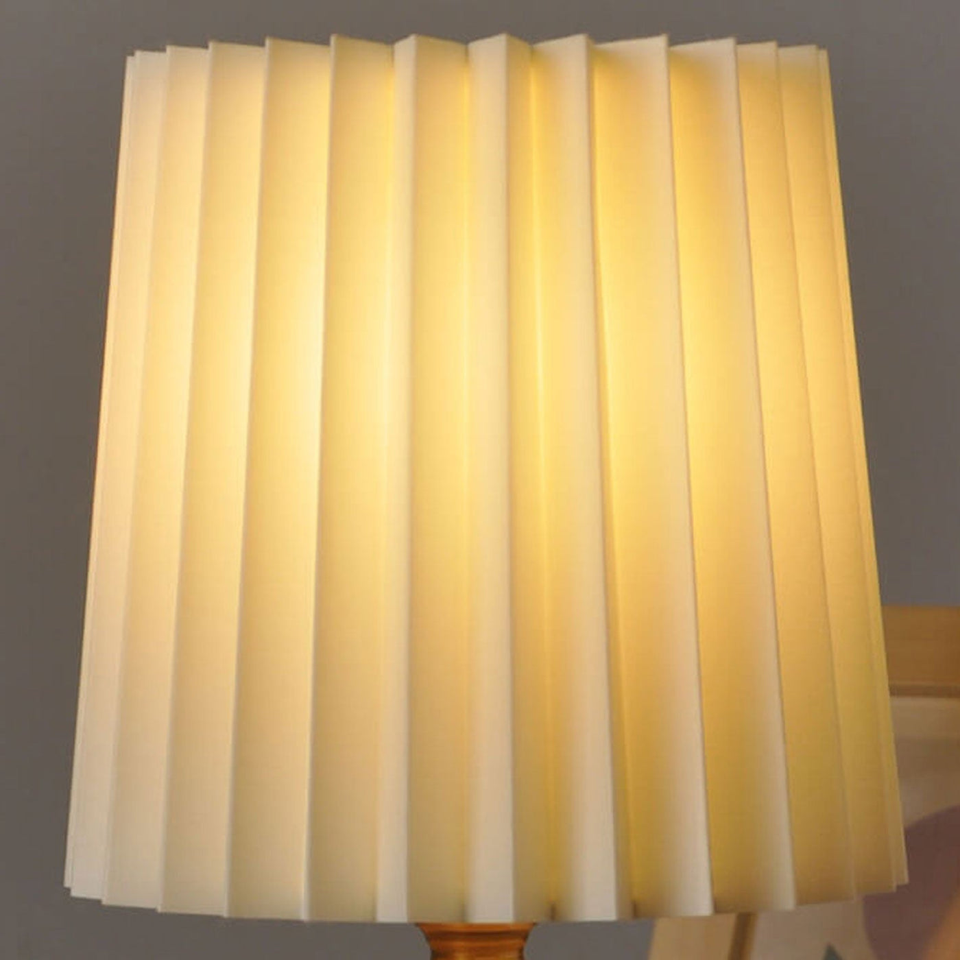 Luminária de Mesa Estilo Retrô com Base de Madeira | Abajur Plissado para Cabeceira