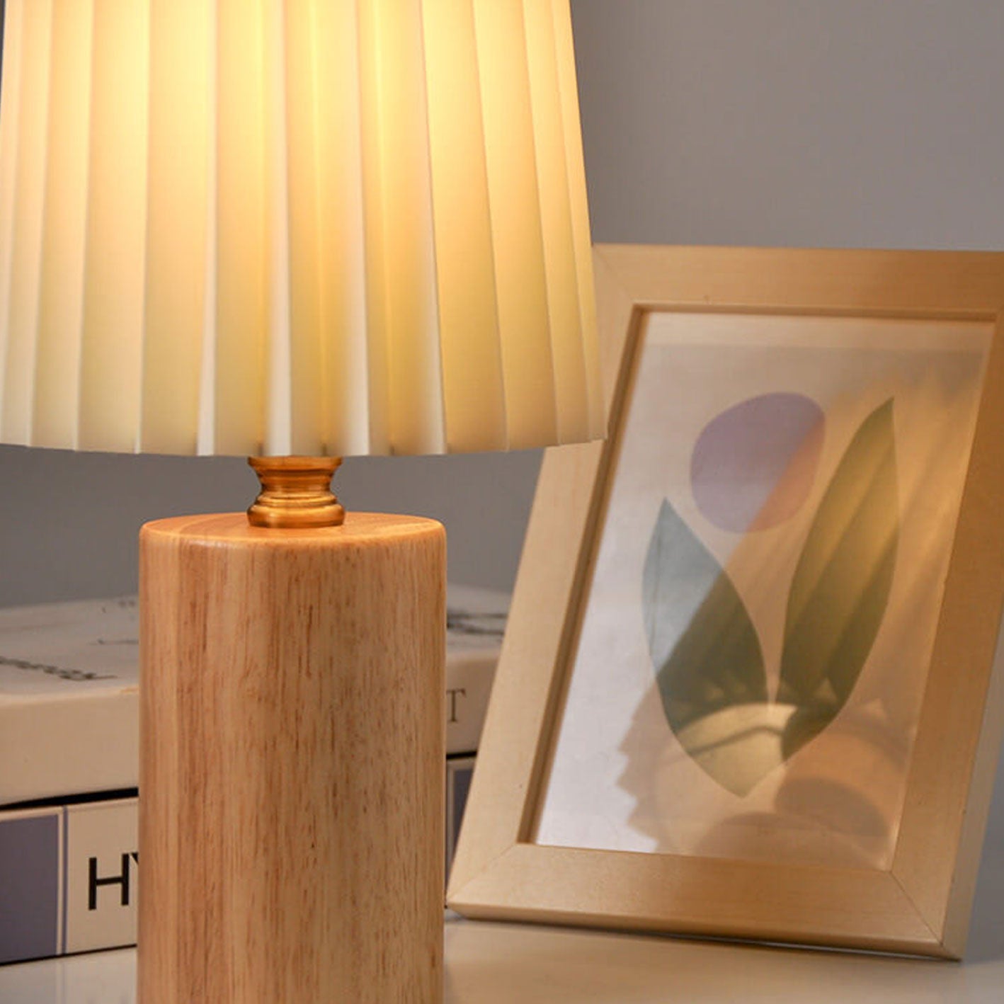 Luminária de Mesa Estilo Retrô com Base de Madeira | Abajur Plissado para Cabeceira