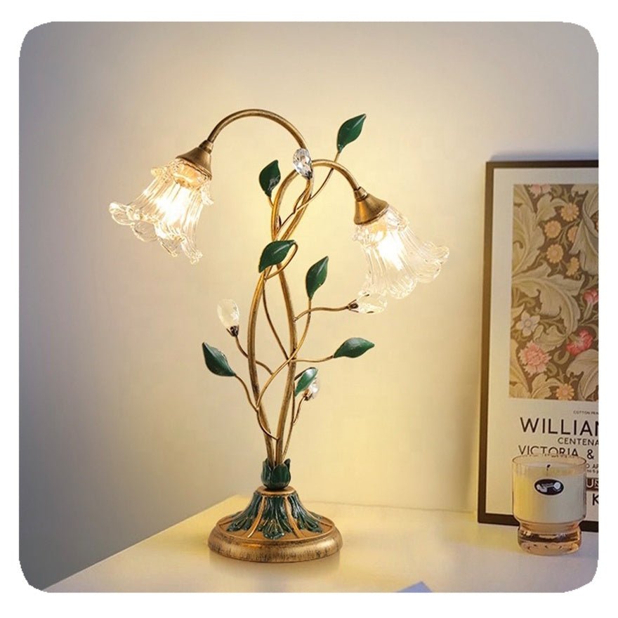 Luminária de Mesa Floral Vintage em Cristal - Detalhes Dourados para uma Sala de Estar Elegante