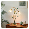 Luminária de Mesa Floral Vintage em Cristal - Detalhes Dourados para uma Sala de Estar Elegante