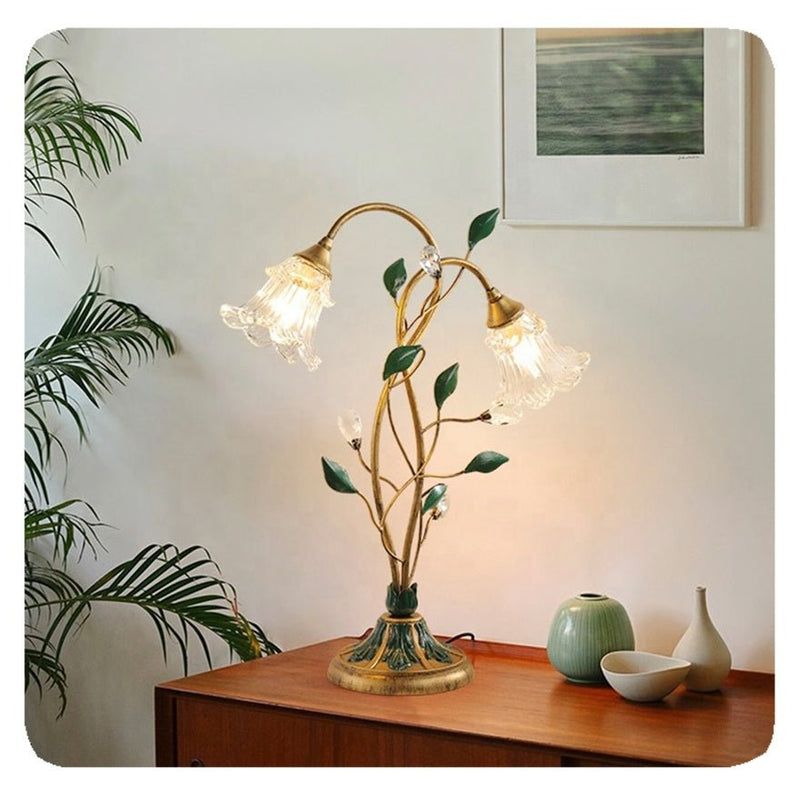 Luminária de Mesa Floral Vintage em Cristal - Detalhes Dourados para uma Sala de Estar Elegante