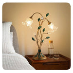 Luminária de Mesa Floral Vintage em Cristal - Detalhes Dourados para uma Sala de Estar Elegante